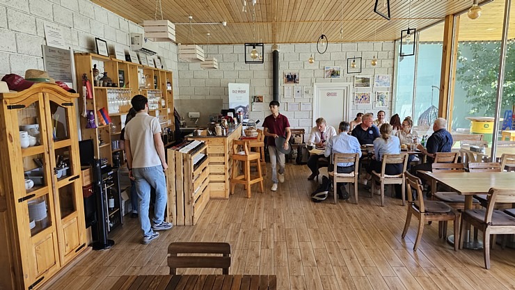 Travelnews.lv izbaudām labākās pusdienas Armēnijas ceļojumā - restorāns «Old Bridge Winery». Sadarbībā ar airBaltic Travelnews.lv izbaudām labākās pusdienas Armēnijas ceļojumā - restorāns «Old Bridge Winery». Sadarbībā ar airBaltic 341311