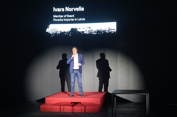 Latvijā svinīgi tiek sagaidīts jaunais «Porsche Cayenne» kopā ar šefpavāra Ērika Dreibanta gardumiem Latvijā svinīgi tiek sagaidīts jaunais «Porsche Cayenne» kopā ar šefpavāra Ērika Dreibanta gardumiem 341353