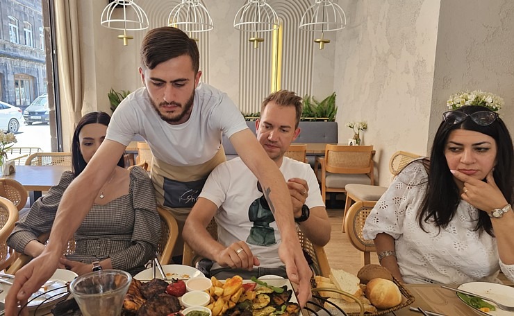 Travelnews.lv Armēnijas pilsētā Gjumri izbauda pusdienas vietējā restorānā «Sheeraz». Sadarbībā ar airBaltic Travelnews.lv Armēnijas pilsētā Gjumri izbauda pusdienas vietējā restorānā «Sheeraz». Sadarbībā ar airBaltic 342540