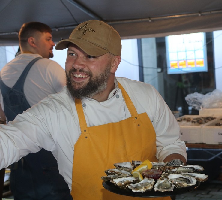 Rīgas restorāns «Buržujs» jau 12. reizi rīko grandiozu «Austeru festivāls», kur viesi apēd 12 000 austeres Rīgas restorāns «Buržujs» jau 12. reizi rīko grandiozu «Austeru festivāls», kur viesi apēd 12 000 austeres 343316