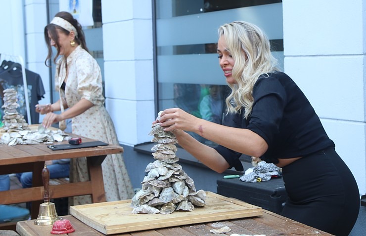 Rīgas restorāns «Buržujs» jau 12. reizi rīko grandiozu «Austeru festivāls», kur viesi apēd 12 000 austeres Rīgas restorāns «Buržujs» jau 12. reizi rīko grandiozu «Austeru festivāls», kur viesi apēd 12 000 austeres 343317