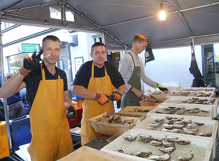 Rīgas restorāns «Buržujs» jau 12. reizi rīko grandiozu «Austeru festivāls», kur viesi apēd 12 000 austeres Rīgas restorāns «Buržujs» jau 12. reizi rīko grandiozu «Austeru festivāls», kur viesi apēd 12 000 austeres 343320