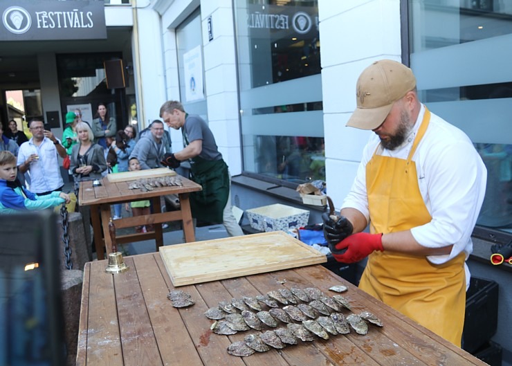 Rīgas restorāns «Buržujs» jau 12. reizi rīko grandiozu «Austeru festivāls», kur viesi apēd 12 000 austeres Rīgas restorāns «Buržujs» jau 12. reizi rīko grandiozu «Austeru festivāls», kur viesi apēd 12 000 austeres 343323