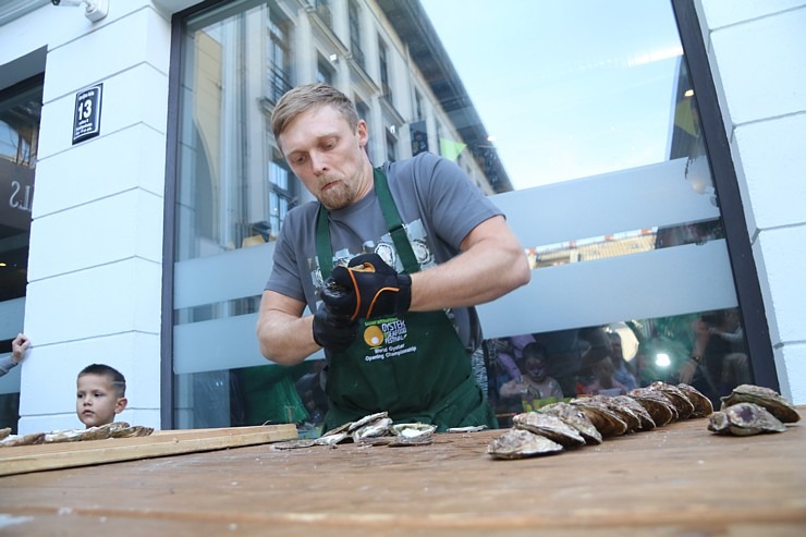 Rīgas restorāns «Buržujs» jau 12. reizi rīko grandiozu «Austeru festivāls», kur viesi apēd 12 000 austeres Rīgas restorāns «Buržujs» jau 12. reizi rīko grandiozu «Austeru festivāls», kur viesi apēd 12 000 austeres 343324