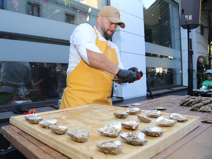 Rīgas restorāns «Buržujs» jau 12. reizi rīko grandiozu «Austeru festivāls», kur viesi apēd 12 000 austeres Rīgas restorāns «Buržujs» jau 12. reizi rīko grandiozu «Austeru festivāls», kur viesi apēd 12 000 austeres 343325