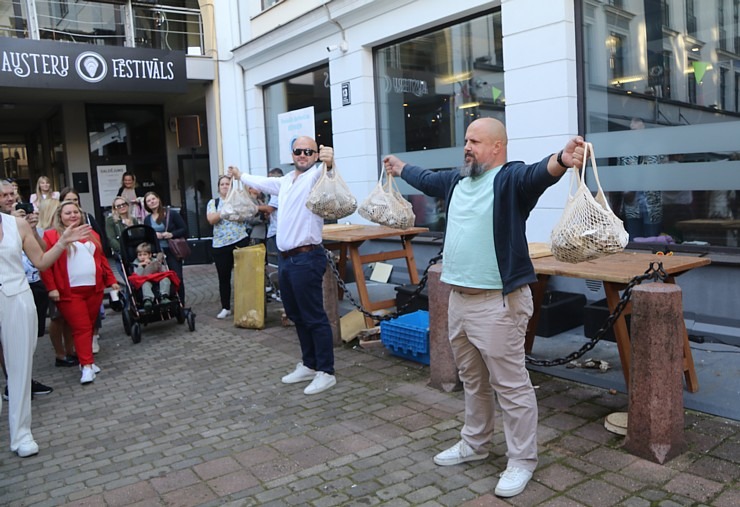 Rīgas restorāns «Buržujs» jau 12. reizi rīko grandiozu «Austeru festivāls», kur viesi apēd 12 000 austeres Rīgas restorāns «Buržujs» jau 12. reizi rīko grandiozu «Austeru festivāls», kur viesi apēd 12 000 austeres 343327