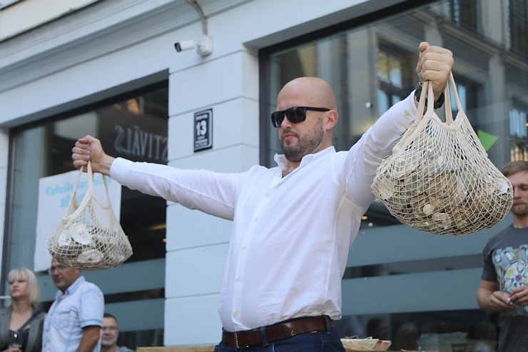 Rīgas restorāns «Buržujs» jau 12. reizi rīko grandiozu «Austeru festivāls», kur viesi apēd 12 000 austeres Rīgas restorāns «Buržujs» jau 12. reizi rīko grandiozu «Austeru festivāls», kur viesi apēd 12 000 austeres 343328