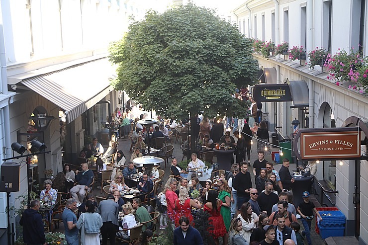 Rīgas restorāns «Buržujs» jau 12. reizi rīko grandiozu «Austeru festivāls», kur viesi apēd 12 000 austeres Rīgas restorāns «Buržujs» jau 12. reizi rīko grandiozu «Austeru festivāls», kur viesi apēd 12 000 austeres 343332