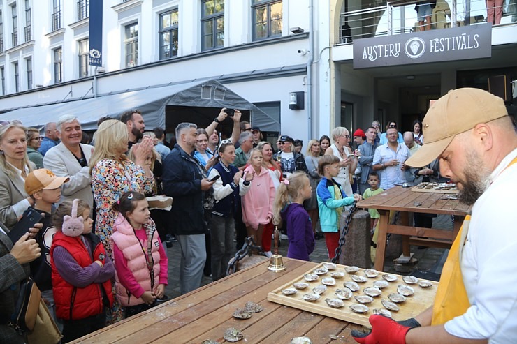 Rīgas restorāns «Buržujs» jau 12. reizi rīko grandiozu «Austeru festivāls», kur viesi apēd 12 000 austeres Rīgas restorāns «Buržujs» jau 12. reizi rīko grandiozu «Austeru festivāls», kur viesi apēd 12 000 austeres 343333