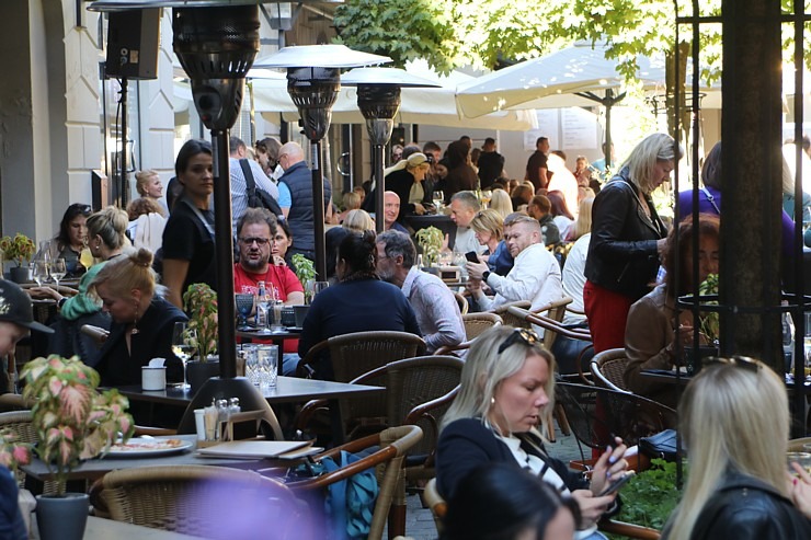 Rīgas restorāns «Buržujs» jau 12. reizi rīko grandiozu «Austeru festivāls», kur viesi apēd 12 000 austeres Rīgas restorāns «Buržujs» jau 12. reizi rīko grandiozu «Austeru festivāls», kur viesi apēd 12 000 austeres 343338