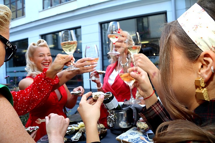 Rīgas restorāns «Buržujs» jau 12. reizi rīko grandiozu «Austeru festivāls», kur viesi apēd 12 000 austeres Rīgas restorāns «Buržujs» jau 12. reizi rīko grandiozu «Austeru festivāls», kur viesi apēd 12 000 austeres 343339