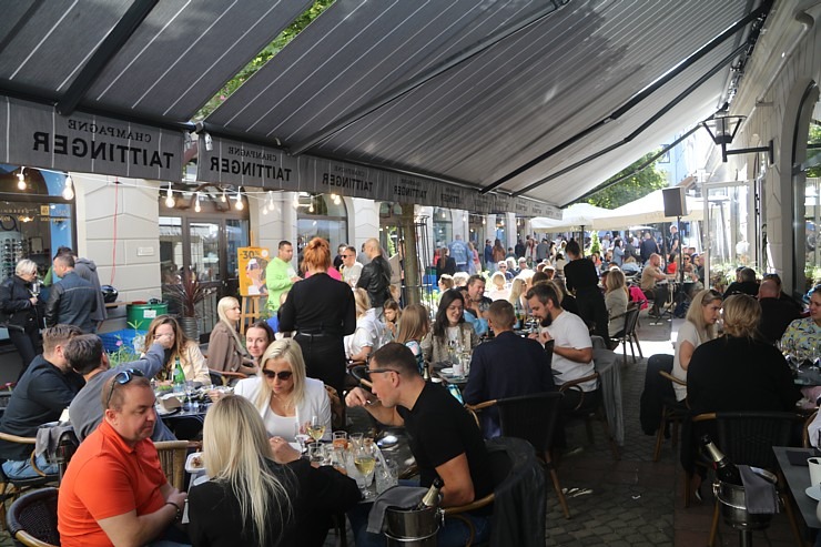 Rīgas restorāns «Buržujs» jau 12. reizi rīko grandiozu «Austeru festivāls», kur viesi apēd 12 000 austeres Rīgas restorāns «Buržujs» jau 12. reizi rīko grandiozu «Austeru festivāls», kur viesi apēd 12 000 austeres 343344