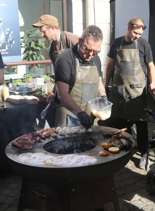 Rīgas restorāns «Buržujs» jau 12. reizi rīko grandiozu «Austeru festivāls», kur viesi apēd 12 000 austeres Rīgas restorāns «Buržujs» jau 12. reizi rīko grandiozu «Austeru festivāls», kur viesi apēd 12 000 austeres 343310