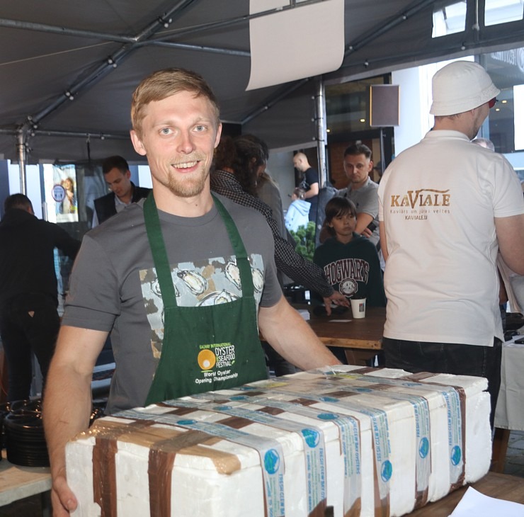 Rīgas restorāns «Buržujs» jau 12. reizi rīko grandiozu «Austeru festivāls», kur viesi apēd 12 000 austeres Rīgas restorāns «Buržujs» jau 12. reizi rīko grandiozu «Austeru festivāls», kur viesi apēd 12 000 austeres 343346