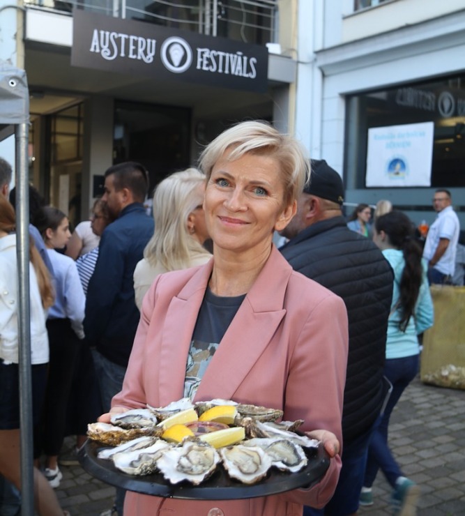 Rīgas restorāns «Buržujs» jau 12. reizi rīko grandiozu «Austeru festivāls», kur viesi apēd 12 000 austeres Rīgas restorāns «Buržujs» jau 12. reizi rīko grandiozu «Austeru festivāls», kur viesi apēd 12 000 austeres 343353