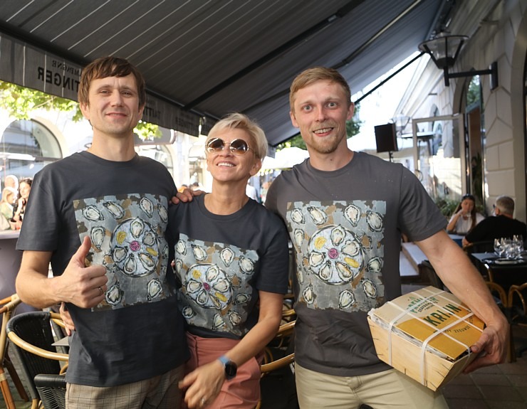 Rīgas restorāns «Buržujs» jau 12. reizi rīko grandiozu «Austeru festivāls», kur viesi apēd 12 000 austeres Rīgas restorāns «Buržujs» jau 12. reizi rīko grandiozu «Austeru festivāls», kur viesi apēd 12 000 austeres 343358