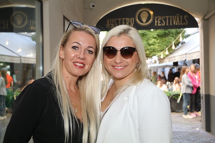 Rīgas restorāns «Buržujs» jau 12. reizi rīko grandiozu «Austeru festivāls», kur viesi apēd 12 000 austeres Rīgas restorāns «Buržujs» jau 12. reizi rīko grandiozu «Austeru festivāls», kur viesi apēd 12 000 austeres 343362
