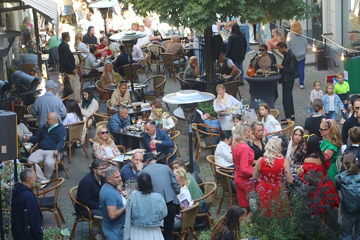 Rīgas restorāns «Buržujs» jau 12. reizi rīko grandiozu «Austeru festivāls», kur viesi apēd 12 000 austeres Rīgas restorāns «Buržujs» jau 12. reizi rīko grandiozu «Austeru festivāls», kur viesi apēd 12 000 austeres 343313