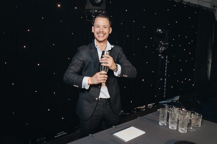 Pasaules kokteiļu čempions Staņislavs Jonāns ir lepns par «Rīgas kokteiļu festivālu 2023». Foto: brandins.lv Pasaules kokteiļu čempions Staņislavs Jonāns ir lepns par «Rīgas kokteiļu festivālu 2023». Foto: brandins.lv 343529
