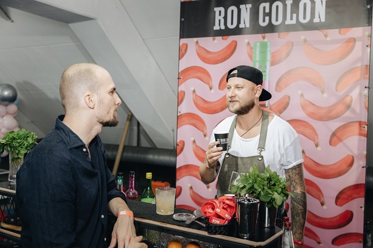Pasaules kokteiļu čempions Staņislavs Jonāns ir lepns par «Rīgas kokteiļu festivālu 2023». Foto: brandins.lv Pasaules kokteiļu čempions Staņislavs Jonāns ir lepns par «Rīgas kokteiļu festivālu 2023». Foto: brandins.lv 343533
