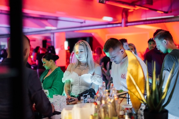 Pasaules kokteiļu čempions Staņislavs Jonāns ir lepns par «Rīgas kokteiļu festivālu 2023». Foto: brandins.lv Pasaules kokteiļu čempions Staņislavs Jonāns ir lepns par «Rīgas kokteiļu festivālu 2023». Foto: brandins.lv 343535
