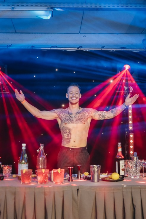 Pasaules kokteiļu čempions Staņislavs Jonāns ir lepns par «Rīgas kokteiļu festivālu 2023». Foto: brandins.lv Pasaules kokteiļu čempions Staņislavs Jonāns ir lepns par «Rīgas kokteiļu festivālu 2023». Foto: brandins.lv 343519
