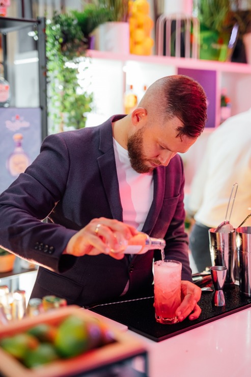 Pasaules kokteiļu čempions Staņislavs Jonāns ir lepns par «Rīgas kokteiļu festivālu 2023». Foto: brandins.lv Pasaules kokteiļu čempions Staņislavs Jonāns ir lepns par «Rīgas kokteiļu festivālu 2023». Foto: brandins.lv 343539