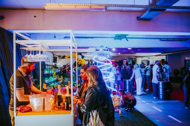 Pasaules kokteiļu čempions Staņislavs Jonāns ir lepns par «Rīgas kokteiļu festivālu 2023». Foto: brandins.lv Pasaules kokteiļu čempions Staņislavs Jonāns ir lepns par «Rīgas kokteiļu festivālu 2023». Foto: brandins.lv 343541