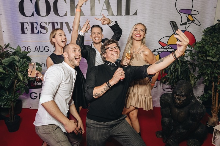 Pasaules kokteiļu čempions Staņislavs Jonāns ir lepns par «Rīgas kokteiļu festivālu 2023». Foto: brandins.lv Pasaules kokteiļu čempions Staņislavs Jonāns ir lepns par «Rīgas kokteiļu festivālu 2023». Foto: brandins.lv 343542