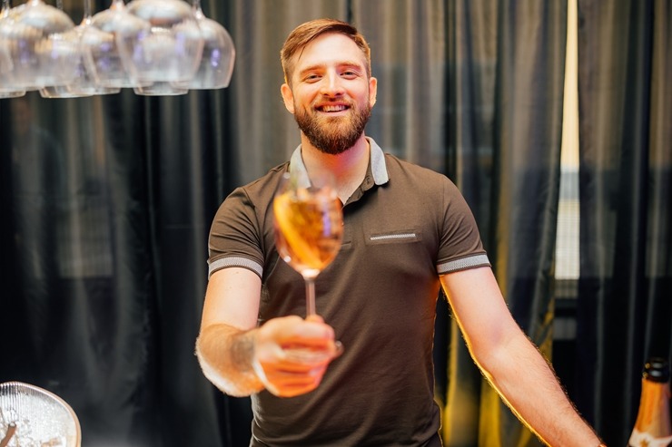 Pasaules kokteiļu čempions Staņislavs Jonāns ir lepns par «Rīgas kokteiļu festivālu 2023». Foto: brandins.lv Pasaules kokteiļu čempions Staņislavs Jonāns ir lepns par «Rīgas kokteiļu festivālu 2023». Foto: brandins.lv 343524