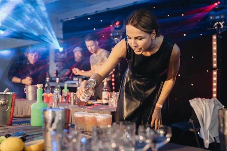 Pasaules kokteiļu čempions Staņislavs Jonāns ir lepns par «Rīgas kokteiļu festivālu 2023». Foto: brandins.lv Pasaules kokteiļu čempions Staņislavs Jonāns ir lepns par «Rīgas kokteiļu festivālu 2023». Foto: brandins.lv 343525