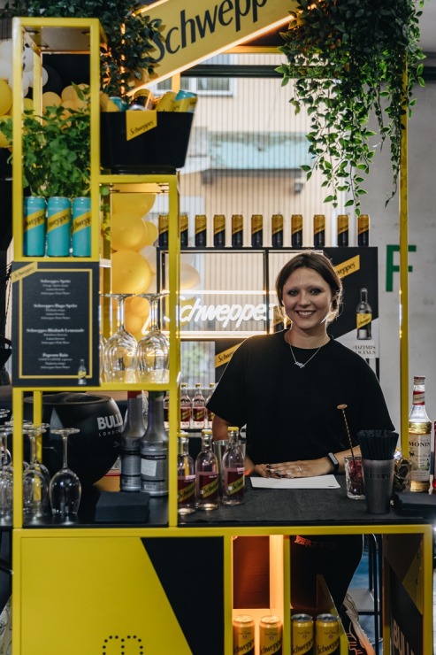 Pasaules kokteiļu čempions Staņislavs Jonāns ir lepns par «Rīgas kokteiļu festivālu 2023». Foto: brandins.lv Pasaules kokteiļu čempions Staņislavs Jonāns ir lepns par «Rīgas kokteiļu festivālu 2023». Foto: brandins.lv 343526