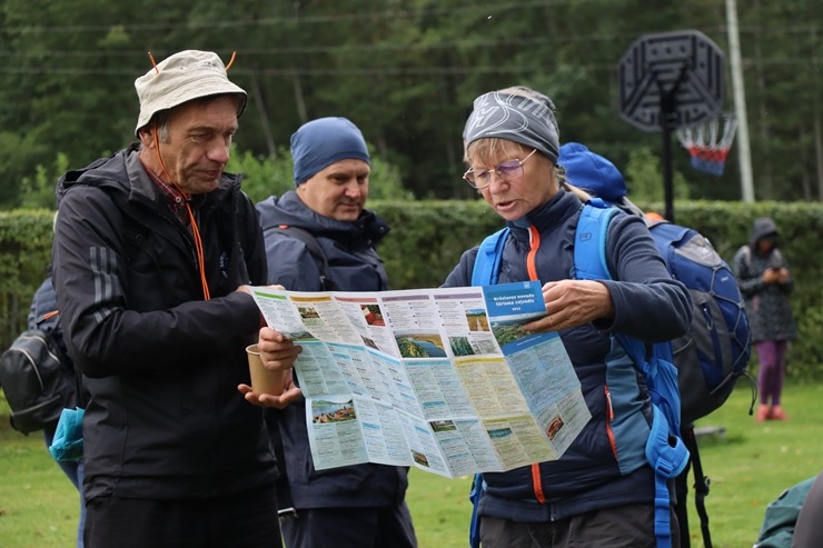 Krāslavas novada iedzīvotāji un viesi dodas rudens pārgājienā apkārt Ežezeram. Foto: Viktors Kalniss, Tatjana Kozačuka, Sanita Karpoviča Krāslavas novada iedzīvotāji un viesi dodas rudens pārgājienā apkārt Ežezeram. Foto: Viktors Kalniss, Tatjana Kozačuka, Sanita Karpoviča 344210