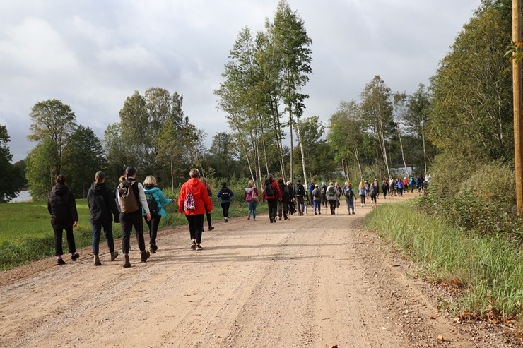 Krāslavas novada iedzīvotāji un viesi dodas rudens pārgājienā apkārt Ežezeram. Foto: Viktors Kalniss, Tatjana Kozačuka, Sanita Karpoviča Krāslavas novada iedzīvotāji un viesi dodas rudens pārgājienā apkārt Ežezeram. Foto: Viktors Kalniss, Tatjana Kozačuka, Sanita Karpoviča 344211