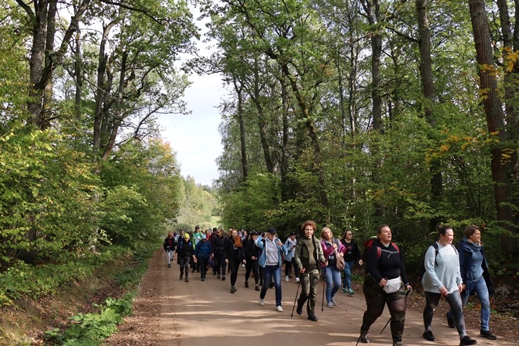 Krāslavas novada iedzīvotāji un viesi dodas rudens pārgājienā apkārt Ežezeram. Foto: Viktors Kalniss, Tatjana Kozačuka, Sanita Karpoviča Krāslavas novada iedzīvotāji un viesi dodas rudens pārgājienā apkārt Ežezeram. Foto: Viktors Kalniss, Tatjana Kozačuka, Sanita Karpoviča 344213