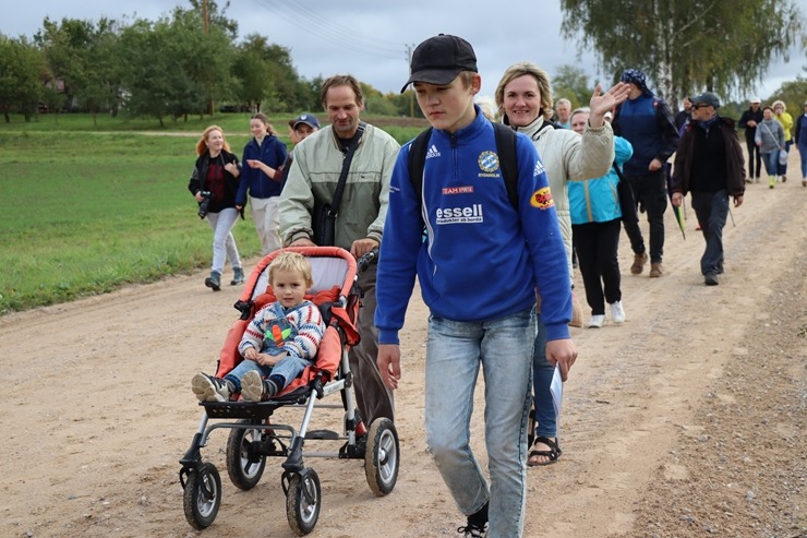 Krāslavas novada iedzīvotāji un viesi dodas rudens pārgājienā apkārt Ežezeram. Foto: Viktors Kalniss, Tatjana Kozačuka, Sanita Karpoviča Krāslavas novada iedzīvotāji un viesi dodas rudens pārgājienā apkārt Ežezeram. Foto: Viktors Kalniss, Tatjana Kozačuka, Sanita Karpoviča 344214