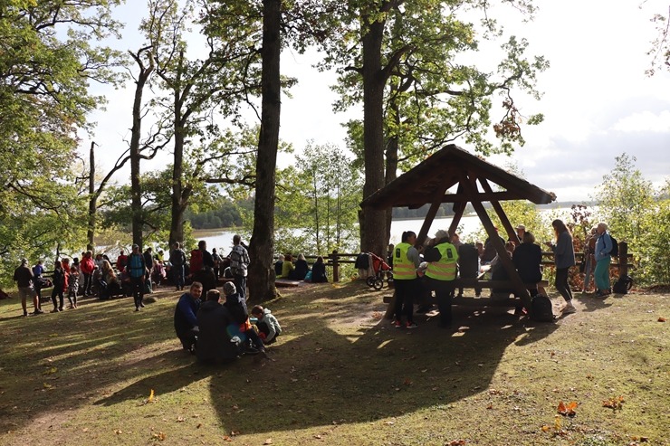 Krāslavas novada iedzīvotāji un viesi dodas rudens pārgājienā apkārt Ežezeram. Foto: Viktors Kalniss, Tatjana Kozačuka, Sanita Karpoviča Krāslavas novada iedzīvotāji un viesi dodas rudens pārgājienā apkārt Ežezeram. Foto: Viktors Kalniss, Tatjana Kozačuka, Sanita Karpoviča 344216