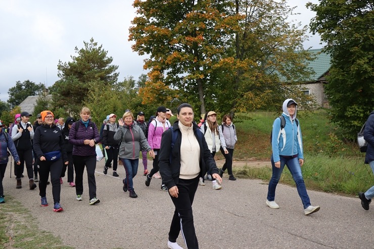 Krāslavas novada iedzīvotāji un viesi dodas rudens pārgājienā apkārt Ežezeram. Foto: Viktors Kalniss, Tatjana Kozačuka, Sanita Karpoviča Krāslavas novada iedzīvotāji un viesi dodas rudens pārgājienā apkārt Ežezeram. Foto: Viktors Kalniss, Tatjana Kozačuka, Sanita Karpoviča 344217