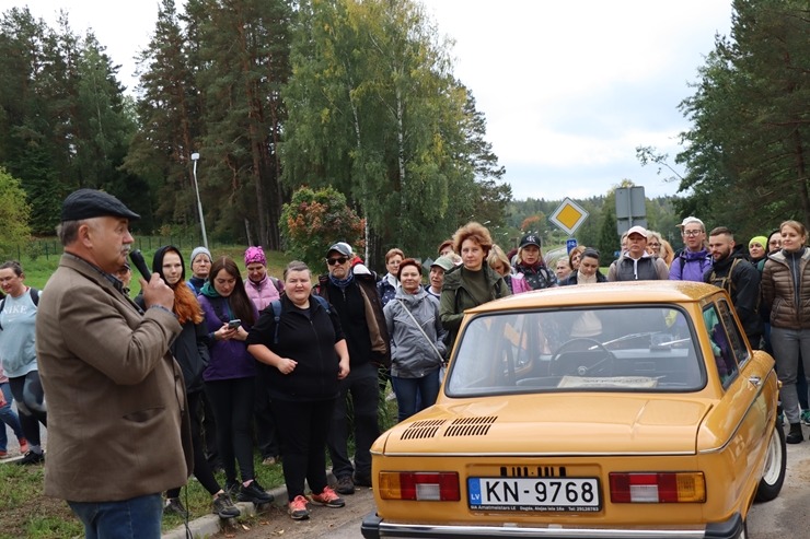 Krāslavas novada iedzīvotāji un viesi dodas rudens pārgājienā apkārt Ežezeram. Foto: Viktors Kalniss, Tatjana Kozačuka, Sanita Karpoviča Krāslavas novada iedzīvotāji un viesi dodas rudens pārgājienā apkārt Ežezeram. Foto: Viktors Kalniss, Tatjana Kozačuka, Sanita Karpoviča 344218