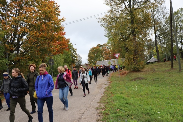 Krāslavas novada iedzīvotāji un viesi dodas rudens pārgājienā apkārt Ežezeram. Foto: Viktors Kalniss, Tatjana Kozačuka, Sanita Karpoviča Krāslavas novada iedzīvotāji un viesi dodas rudens pārgājienā apkārt Ežezeram. Foto: Viktors Kalniss, Tatjana Kozačuka, Sanita Karpoviča 344219