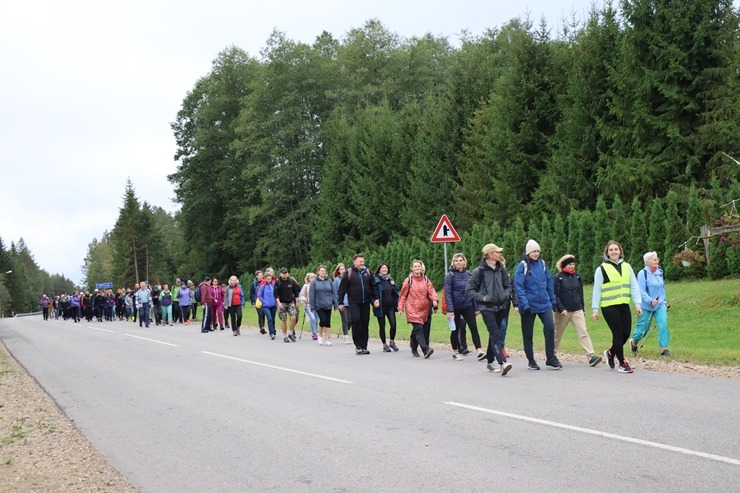 Krāslavas novada iedzīvotāji un viesi dodas rudens pārgājienā apkārt Ežezeram. Foto: Viktors Kalniss, Tatjana Kozačuka, Sanita Karpoviča Krāslavas novada iedzīvotāji un viesi dodas rudens pārgājienā apkārt Ežezeram. Foto: Viktors Kalniss, Tatjana Kozačuka, Sanita Karpoviča 344202