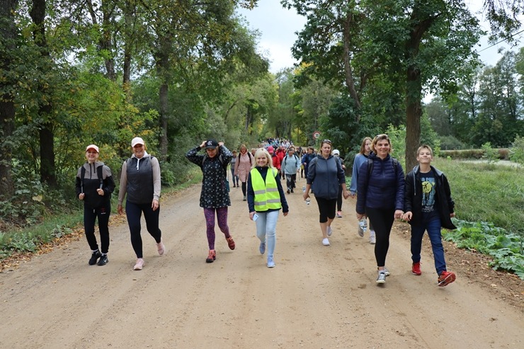 Krāslavas novada iedzīvotāji un viesi dodas rudens pārgājienā apkārt Ežezeram. Foto: Viktors Kalniss, Tatjana Kozačuka, Sanita Karpoviča Krāslavas novada iedzīvotāji un viesi dodas rudens pārgājienā apkārt Ežezeram. Foto: Viktors Kalniss, Tatjana Kozačuka, Sanita Karpoviča 344220