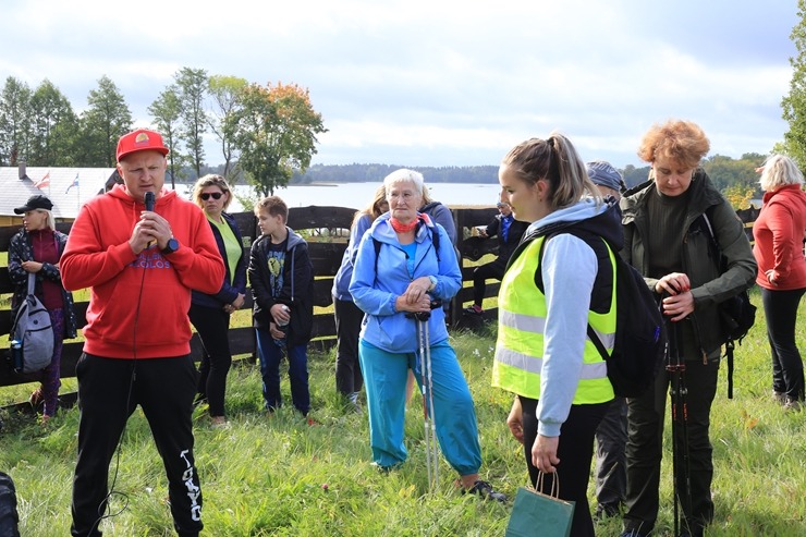 Krāslavas novada iedzīvotāji un viesi dodas rudens pārgājienā apkārt Ežezeram. Foto: Viktors Kalniss, Tatjana Kozačuka, Sanita Karpoviča Krāslavas novada iedzīvotāji un viesi dodas rudens pārgājienā apkārt Ežezeram. Foto: Viktors Kalniss, Tatjana Kozačuka, Sanita Karpoviča 344223