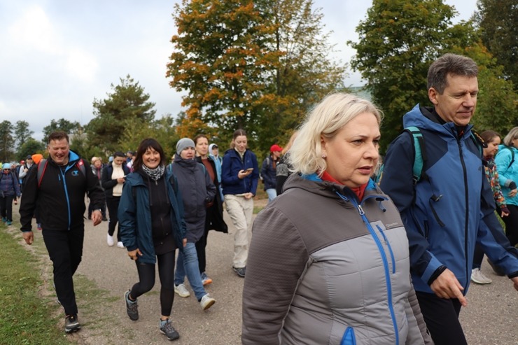Krāslavas novada iedzīvotāji un viesi dodas rudens pārgājienā apkārt Ežezeram. Foto: Viktors Kalniss, Tatjana Kozačuka, Sanita Karpoviča Krāslavas novada iedzīvotāji un viesi dodas rudens pārgājienā apkārt Ežezeram. Foto: Viktors Kalniss, Tatjana Kozačuka, Sanita Karpoviča 344224