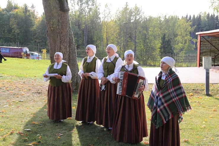 Krāslavas novada iedzīvotāji un viesi dodas rudens pārgājienā apkārt Ežezeram. Foto: Viktors Kalniss, Tatjana Kozačuka, Sanita Karpoviča Krāslavas novada iedzīvotāji un viesi dodas rudens pārgājienā apkārt Ežezeram. Foto: Viktors Kalniss, Tatjana Kozačuka, Sanita Karpoviča 344226