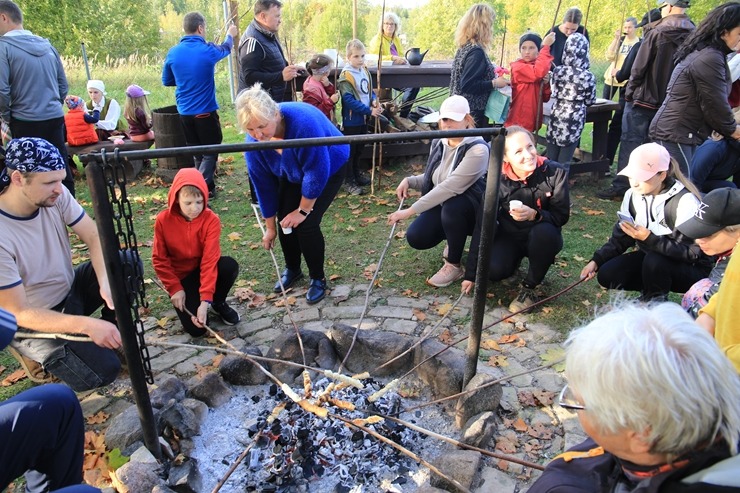 Krāslavas novada iedzīvotāji un viesi dodas rudens pārgājienā apkārt Ežezeram. Foto: Viktors Kalniss, Tatjana Kozačuka, Sanita Karpoviča Krāslavas novada iedzīvotāji un viesi dodas rudens pārgājienā apkārt Ežezeram. Foto: Viktors Kalniss, Tatjana Kozačuka, Sanita Karpoviča 344228