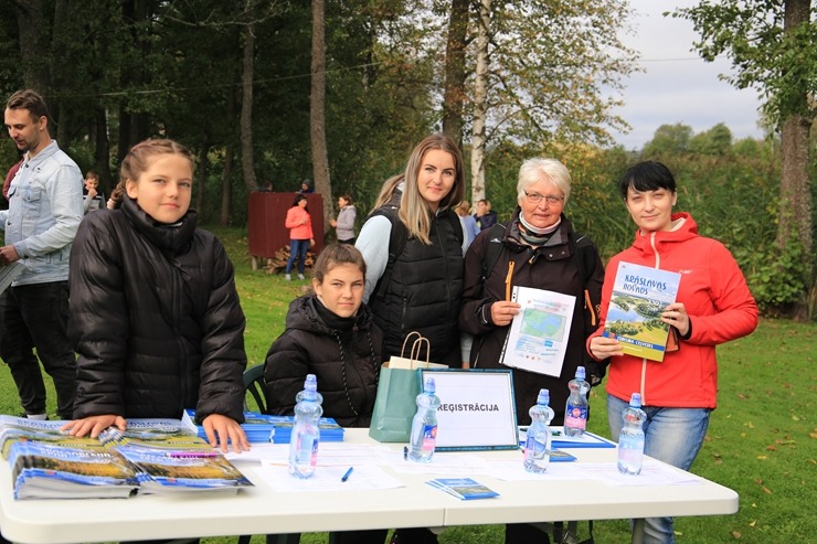 Krāslavas novada iedzīvotāji un viesi dodas rudens pārgājienā apkārt Ežezeram. Foto: Viktors Kalniss, Tatjana Kozačuka, Sanita Karpoviča Krāslavas novada iedzīvotāji un viesi dodas rudens pārgājienā apkārt Ežezeram. Foto: Viktors Kalniss, Tatjana Kozačuka, Sanita Karpoviča 344229