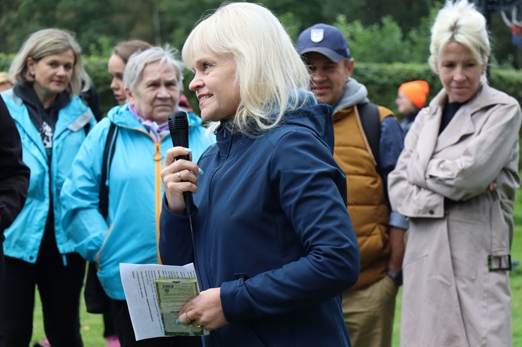 Krāslavas novada iedzīvotāji un viesi dodas rudens pārgājienā apkārt Ežezeram. Foto: Viktors Kalniss, Tatjana Kozačuka, Sanita Karpoviča Krāslavas novada iedzīvotāji un viesi dodas rudens pārgājienā apkārt Ežezeram. Foto: Viktors Kalniss, Tatjana Kozačuka, Sanita Karpoviča 344230
