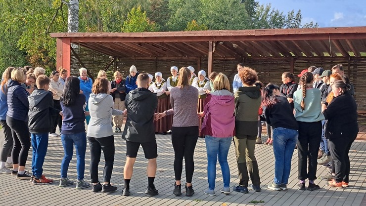 Krāslavas novada iedzīvotāji un viesi dodas rudens pārgājienā apkārt Ežezeram. Foto: Viktors Kalniss, Tatjana Kozačuka, Sanita Karpoviča Krāslavas novada iedzīvotāji un viesi dodas rudens pārgājienā apkārt Ežezeram. Foto: Viktors Kalniss, Tatjana Kozačuka, Sanita Karpoviča 344231