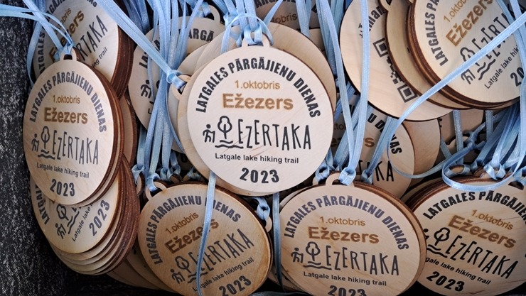 Krāslavas novada iedzīvotāji un viesi dodas rudens pārgājienā apkārt Ežezeram. Foto: Viktors Kalniss, Tatjana Kozačuka, Sanita Karpoviča Krāslavas novada iedzīvotāji un viesi dodas rudens pārgājienā apkārt Ežezeram. Foto: Viktors Kalniss, Tatjana Kozačuka, Sanita Karpoviča 344232